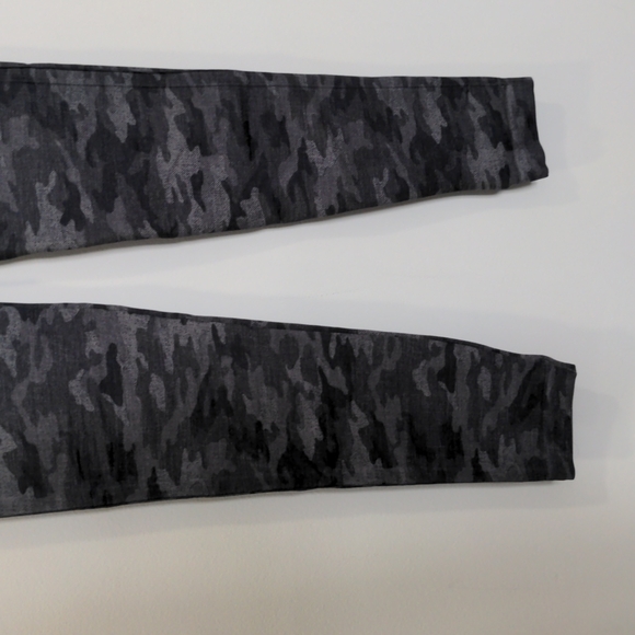 SPANX Women's Gray Camo Size Medium Look At Me Now Seamless Cropped Leggings EUC - Picture 5 of 8